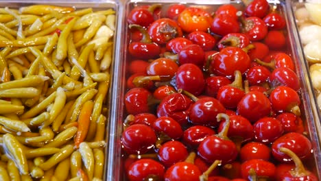 variedad de pimientos y verduras en vinagre