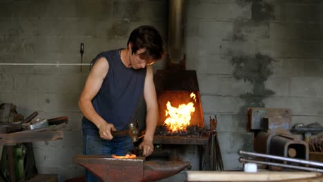 Weibliche-Metallschmiedin-Formt-Hufeisen-In-Der-Fabrik-4k