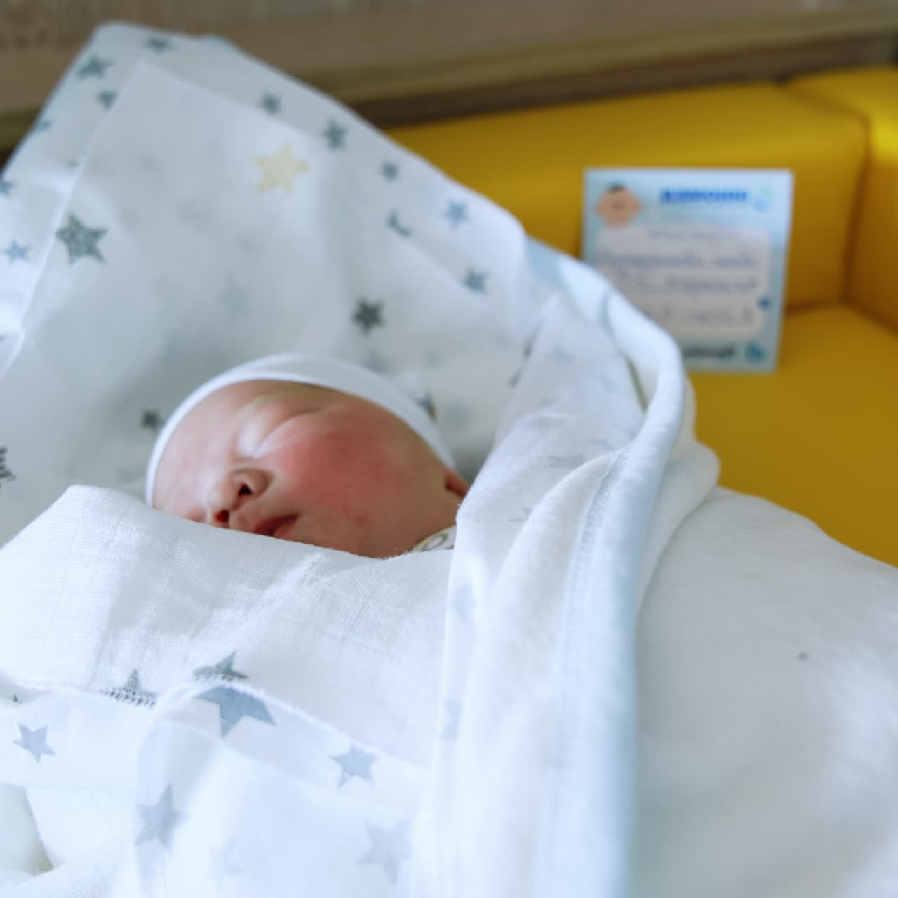 Bambino caucasico che dorme beatamente con un simpatico berretto. Adorabile neonato avvolto in una coperta, primo piano