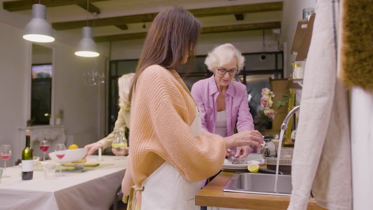 흐린 날 해변 근처에 서서 이야기하는 10대 소년과 10대 소녀의 모습, 소년은 팔로 무언가를 보여줍니다