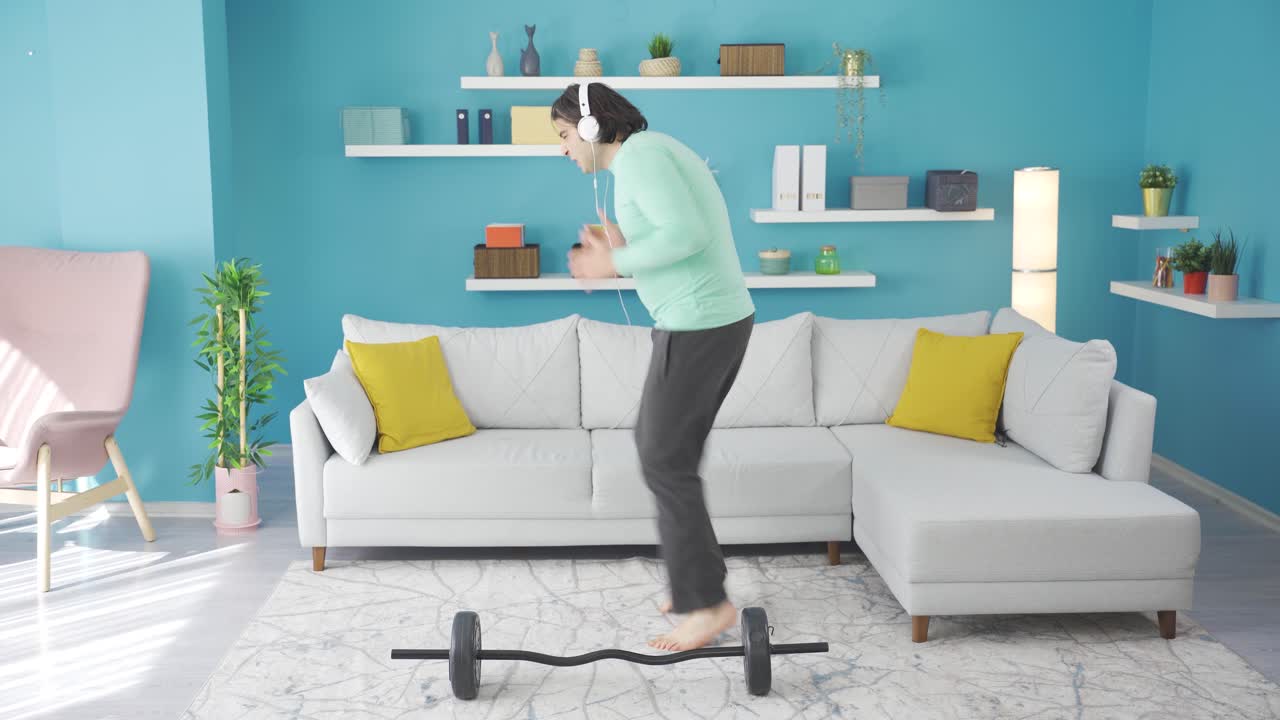 집에서 체중을 줄이고 싶은 남자는 조 ⁇ 을 하려고 하지만 피곤해집니다. 재미있는 비디오입니다.