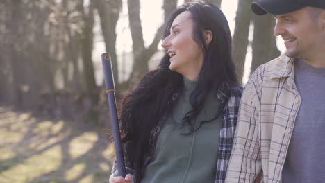 vue en gros plan d'un couple caucasien et de leur chien à la campagne