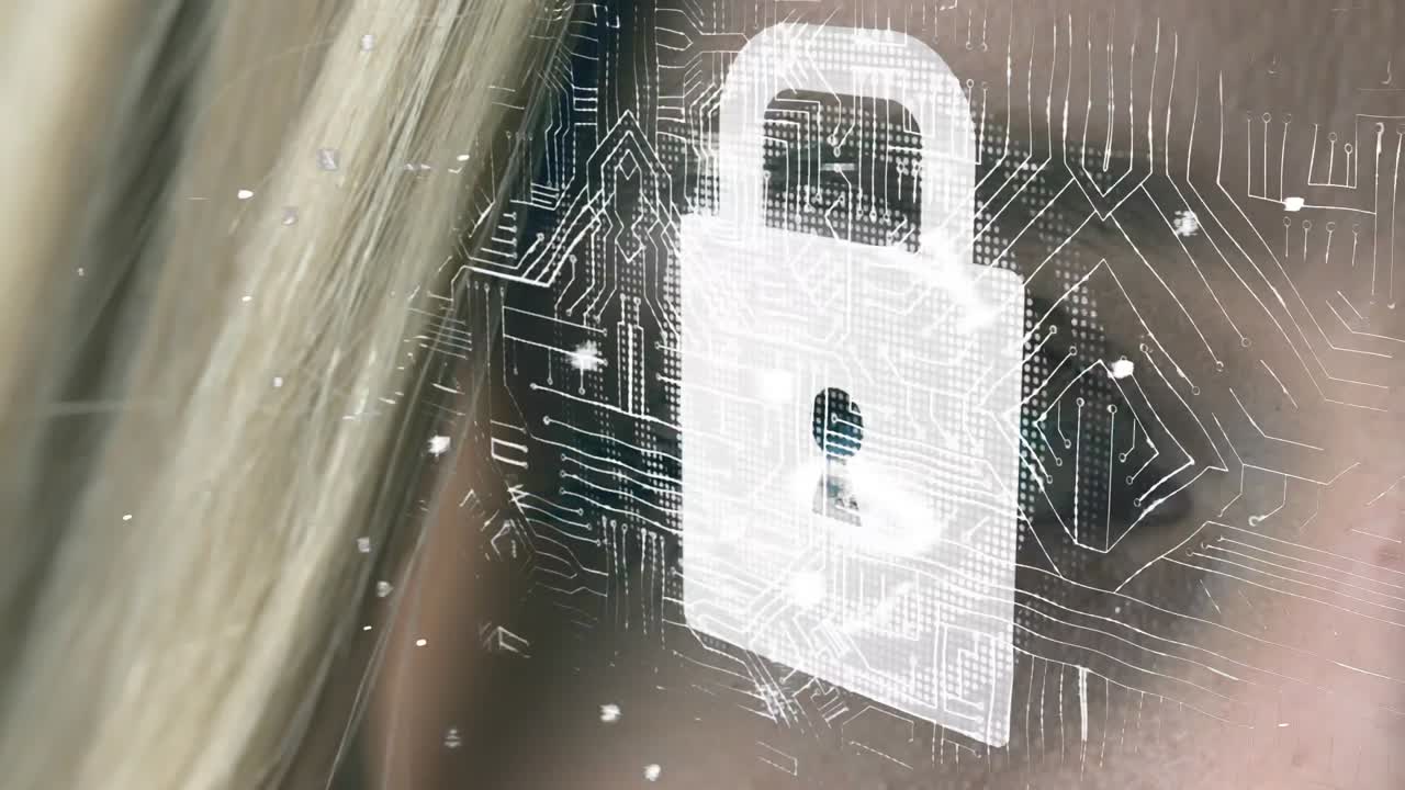 mujer con ojos azules y una cerradura digital con circuito