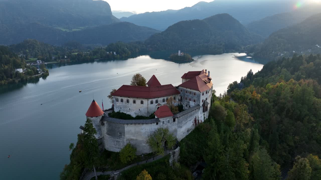 Castello di Bled che si affaccia sul Lago di Bled in Slovenia - Ripresa con drone.
