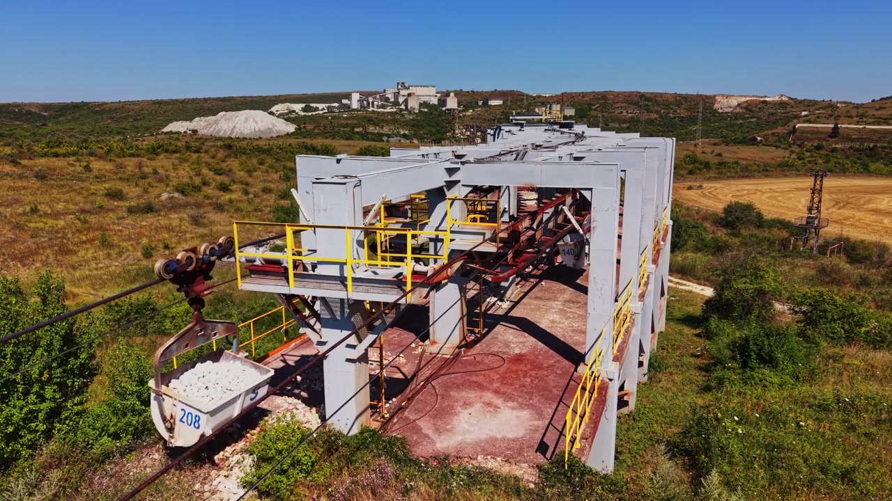 Sítio industrial abandonado com equipamentos sob céu azul claro