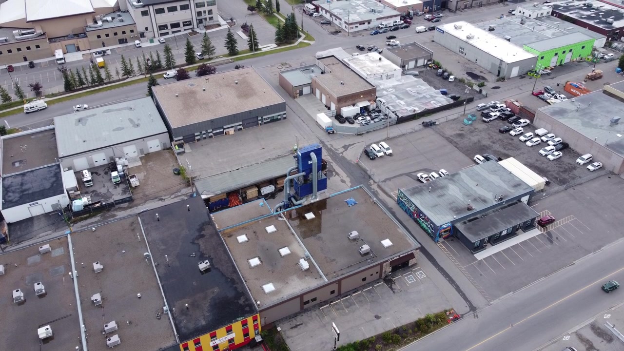 Industrielt støvopsamlingssystem på en industribygning nærmet, luftfoto, drone 4K