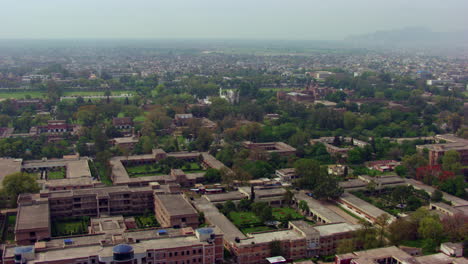 vista aérea de antiguos edificios patrimoniales con árboles verdes y ciudad, antiguos edificios de funcionarios gubernamentales, hermosos parques y áreas de juego, colinas en la ciudad, árboles coloridos