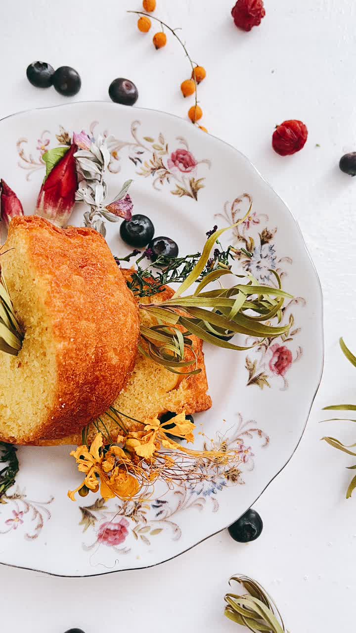 arreglo de pastel floral en un plato vintage