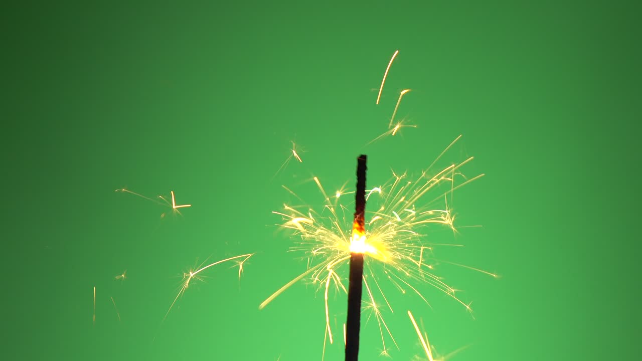 fuegos artificiales en el fondo de la pantalla verde