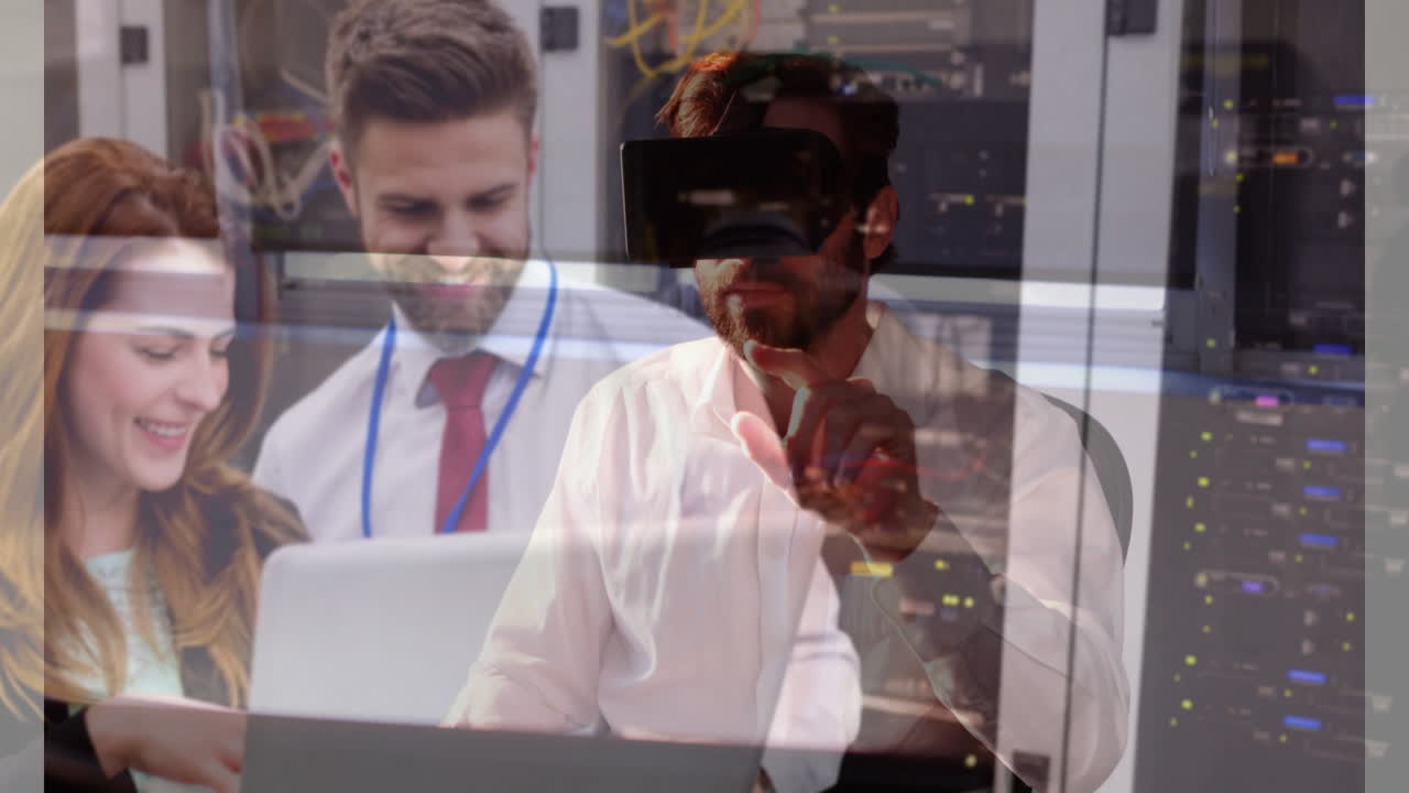 Mand der bruger VR-headset over forretningskolleger, der arbejder på bærbar computer på kontor