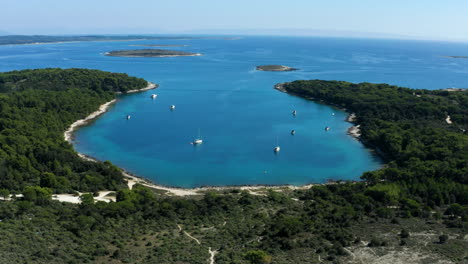 Vista-Pintoresca-De-La-Playa-Croata-Con-Yates-En-El-Parque-Nacional-Del-Cabo-Kamenjak-Cerca-De-Pula-En-Istria,-Croacia