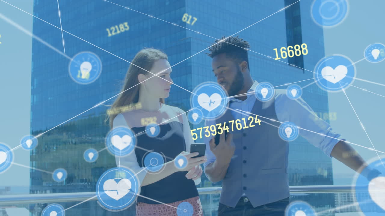 스마트 폰을 사용하는 다양한 비즈니스 사람들에 대한 연결 및 데이터 처리의 애니메이션