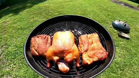 Goldbraun-Gegrillte-Ente-Und-Speck-Auf-Dem-Grill-In-Dörflicher-Atmosphäre