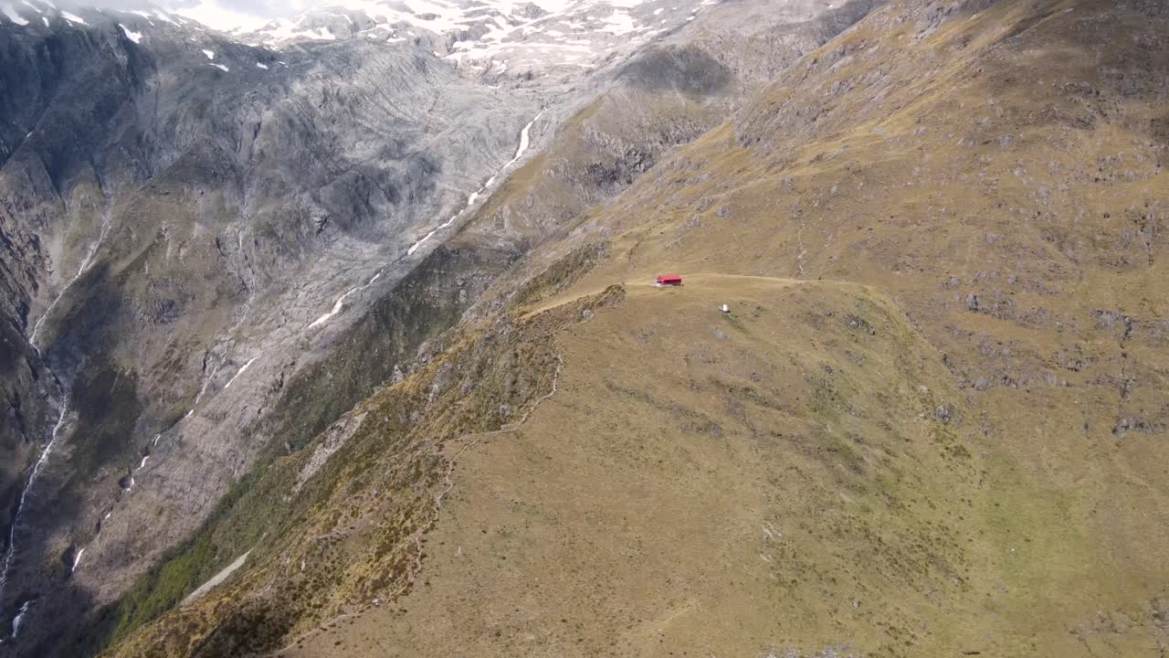 vista aérea de la caminata de brewster hut, revelando el pico y el glaciar de mt brewster