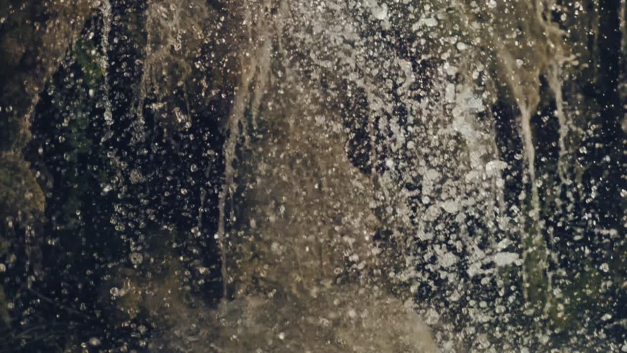 cámara lenta de las aguas de la cascada que fluyen de los acantilados