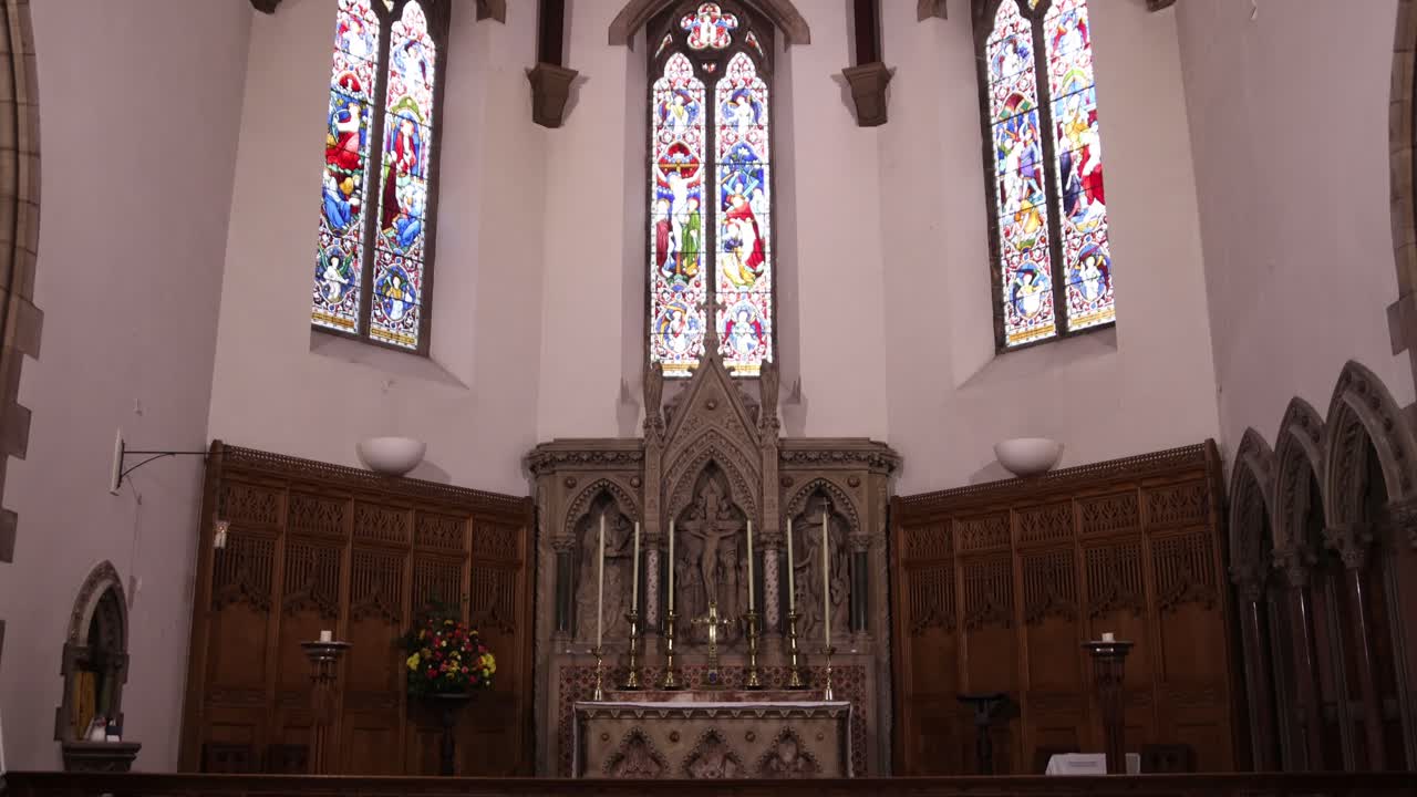 스코틀랜드 하이랜드의 인베레스에 있는 세인트 앤드류스 대성당 내부의 스테인드 글래스 창문의 패닝  ⁇