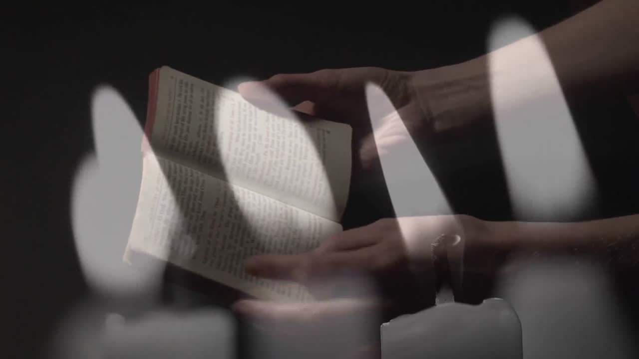 성경을 읽는 손에 대해  ⁇ 불을 태우고