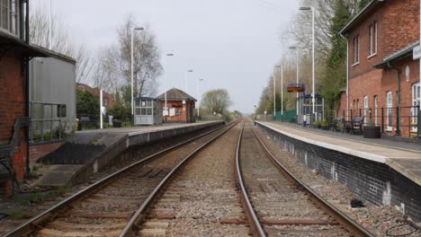 vieja estación de tren de pueblo cerrada vacía en inglaterra