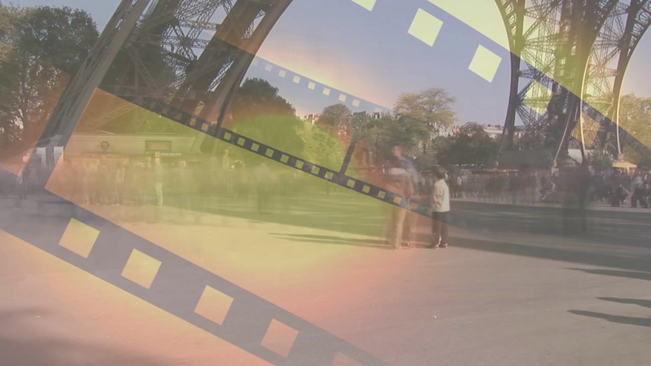 Sovrapposizione di pellicola cinematografica che scorre su una piazza, con un bagliore che si propaga, una folla che si ferma e scatta foto, evocando il viaggio.