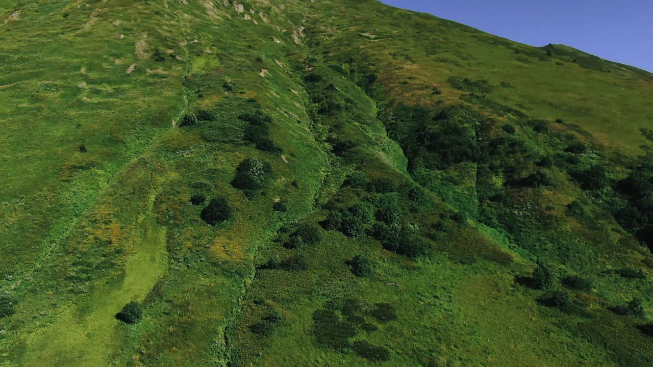 vista desde la pista alta en los glaciares de las montañas del cáucaso, hierba verde, lagos salvajes