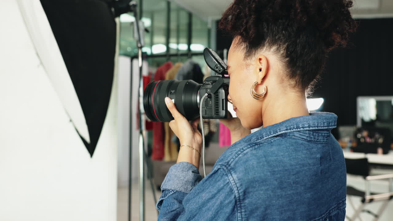 Fotografo di moda al lavoro