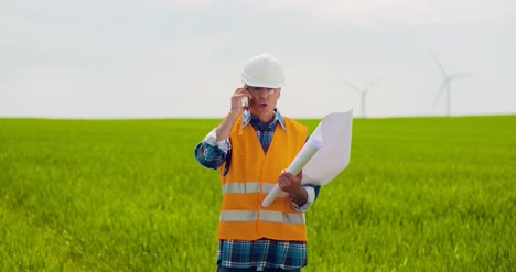 ingeniero enojado hablando por teléfono móvil en la granja 2