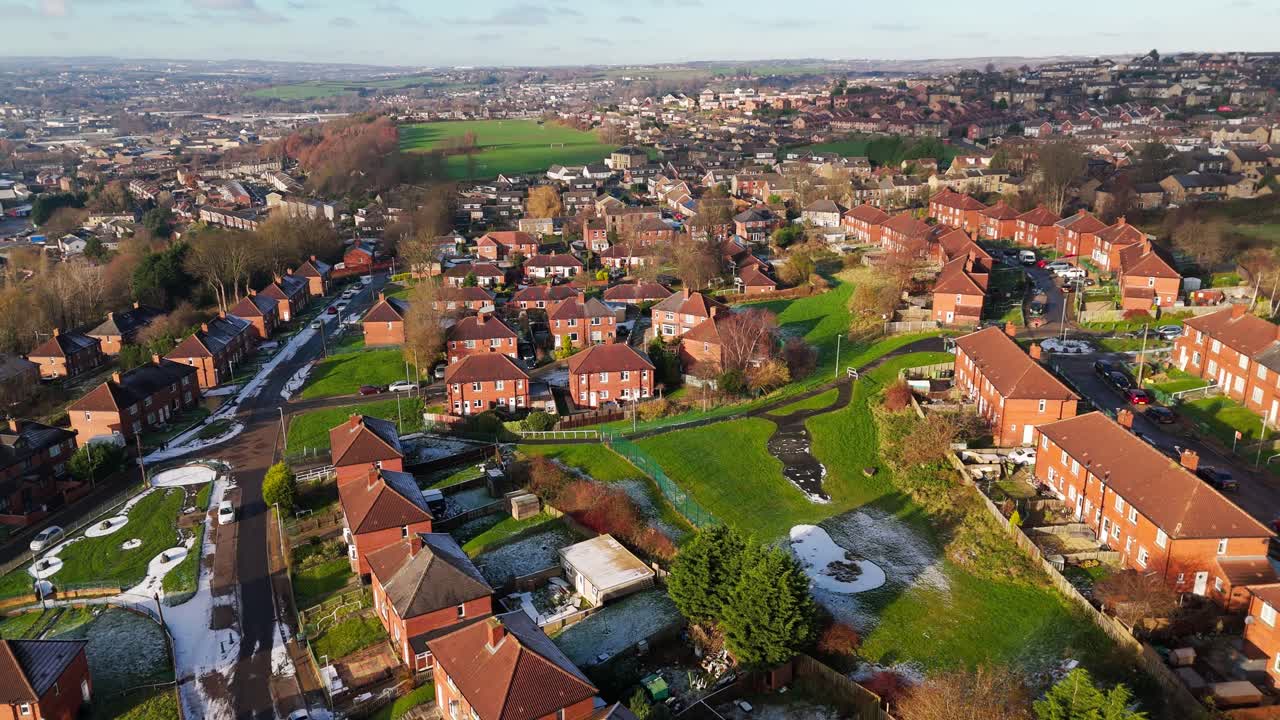 la vista de invierno del ojo de drone captura el típico desarrollo de viviendas de propiedad del consejo urbano del reino unido de dewsbury moor estate con casas adosadas de ladrillo rojo y el industrial yorkshire