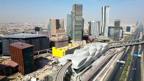 hermosa arquitectura y diseños de edificios modernos en la ciudad rica