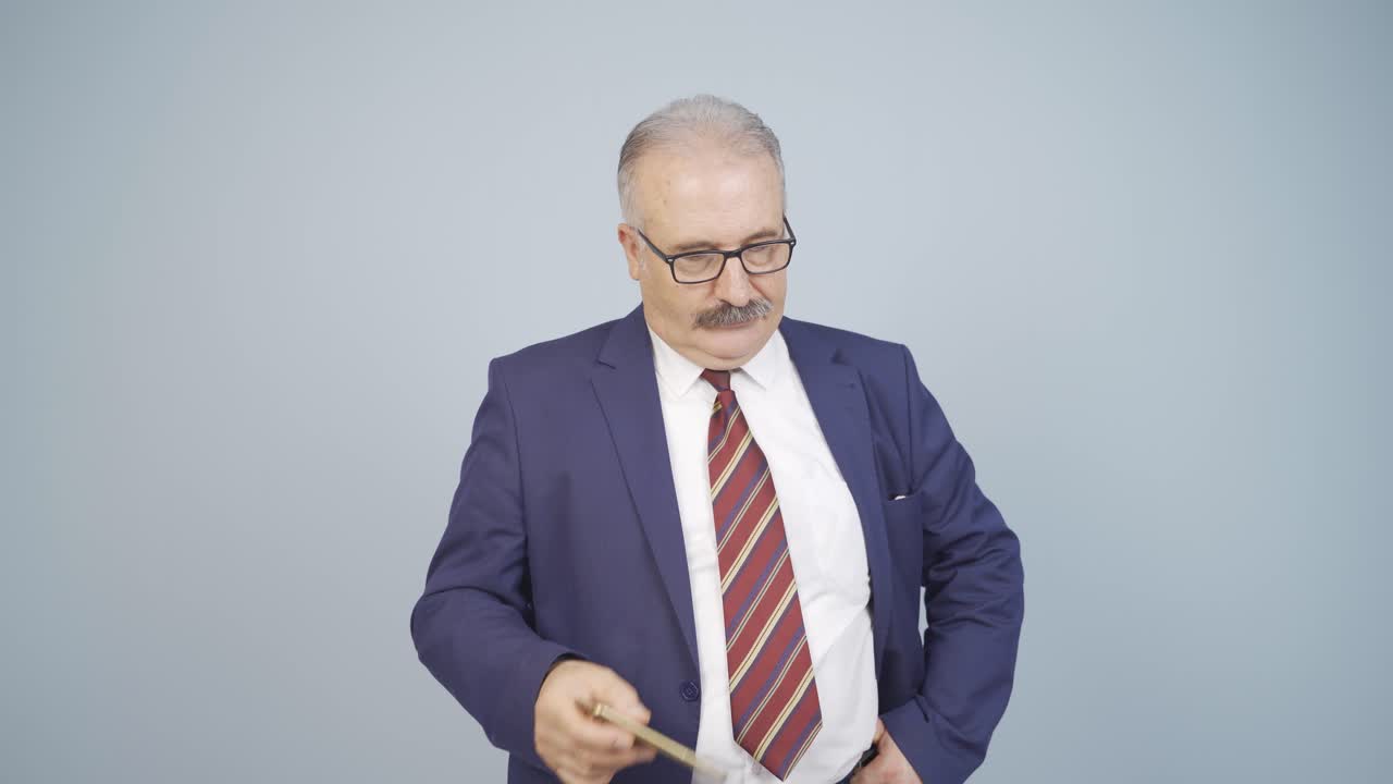 스트레스를 받은 사업가, 손에  ⁇ 드폰, अनिश्चित한 표정.