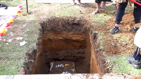 Primer-Plano-De-Un-Ataúd-Funerario-O-Ataúd-En-Un-Coche-Fúnebre-O-Capilla-O-Entierro-En-El-Cementerio