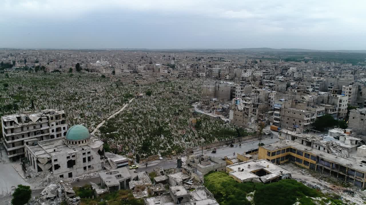 알레포 묘지에 대한 공중 사진: 10 년 전 내전 이후 일부 건물은 여전히 폐허입니다. - 도시 위를 날아다니는 드론 4k