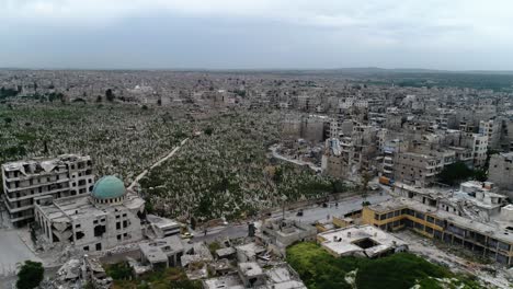 vista aérea sobre el cementerio de alepo. algunos de los edificios todavía están en ruinas después de la guerra civil hace 10 años - avión no tripulado volando sobre la ciudad 4k