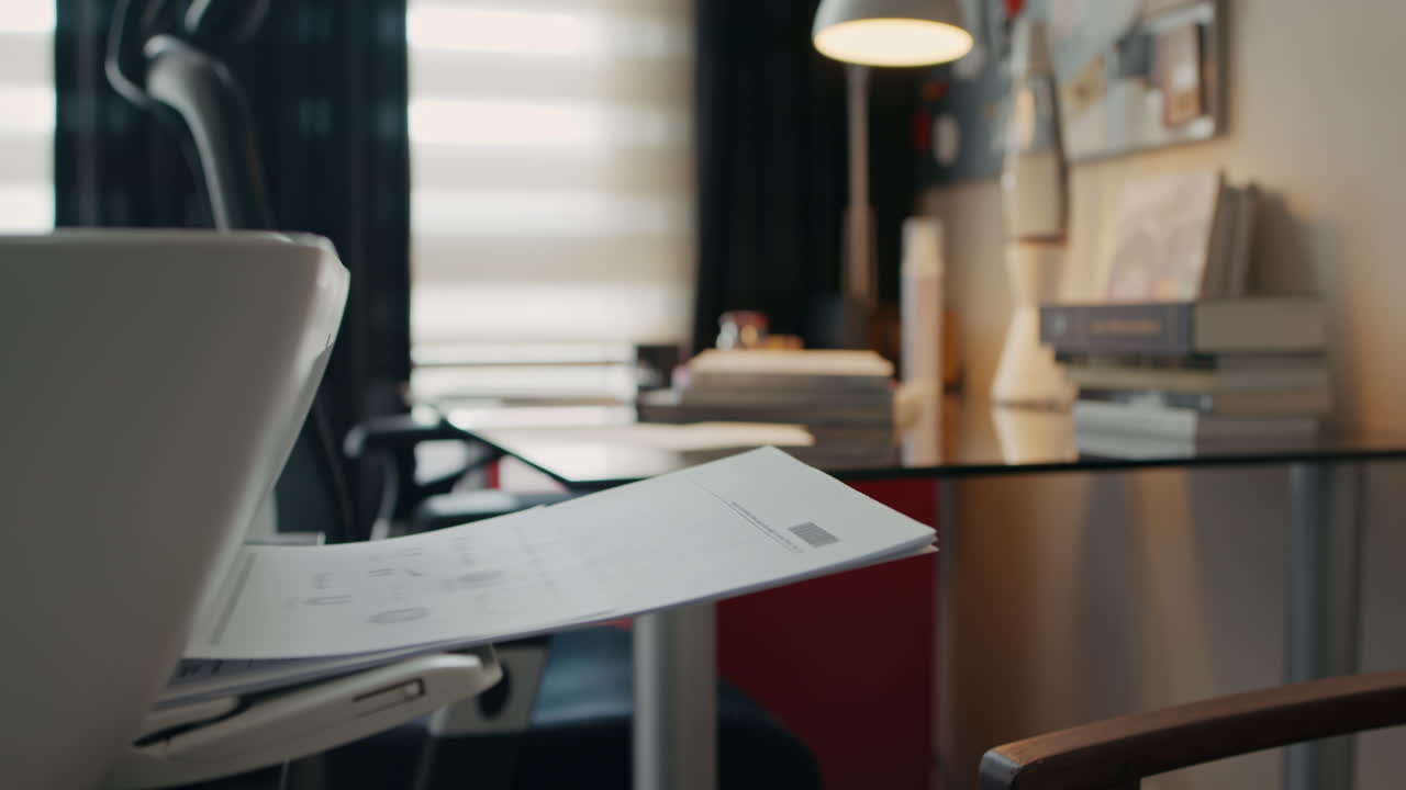 impresión de hojas de papel con impresora de inyección de tinta para trabajos de documentos de rutina en oficinas vacías durante el día