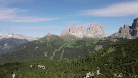 vista aérea de drones en dolomitas
