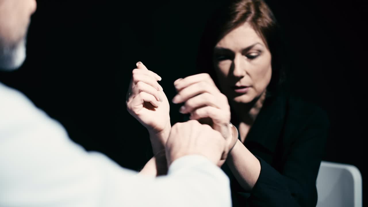 경찰 수사관이 여성의 수갑을 풀고 불법 체포, 증거 부족