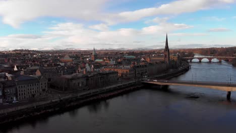 Absteigende-Drohne-über-Den-Fluss-Tay-Und-Wunderschönes-Historisches-Stadtbild-Mit-Kirche-In-Perth,-Schottland