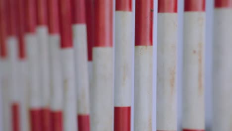 primer plano y foco de rack de barreras de masa móviles rojas y blancas