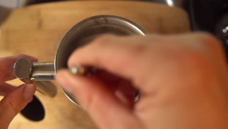 toma de arriba hacia abajo de un hombre mezclando los posos de café en una prensa francesa