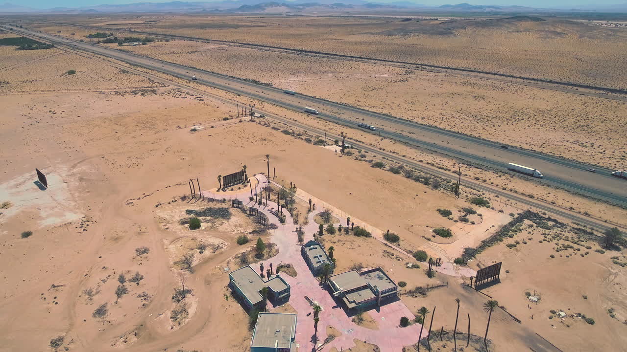 버려진 워터파크 남부 캘리포니아 모하비 사막 루트 127의 드론 영상