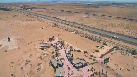 imágenes de drones del parque acuático abandonado desierto de mojave en el sur de california ruta 127