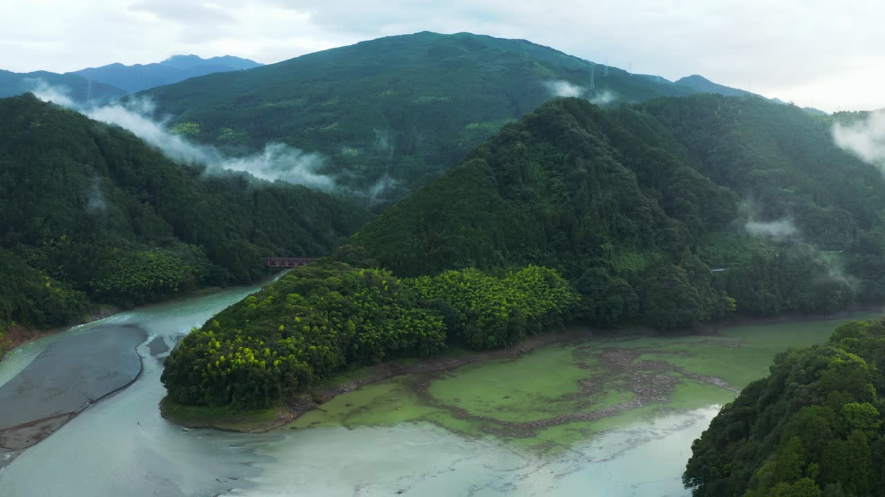 일본 에히메 의 쿠로세 강 과 산 들 의 공중 풍경