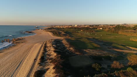 campo de golf de playa y la costa atlántica vista aérea