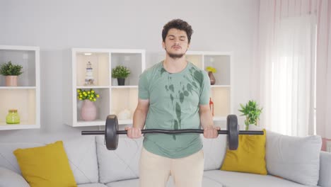 een man die niet opgeeft en harde en harde sporten doet.