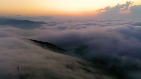 Mit-Der-Späten-Sonne-über-Die-Wolken-Fliegen.-Sonnenaufgang-Oder-Sonnenuntergang-Bunter-Himmelshintergrund.