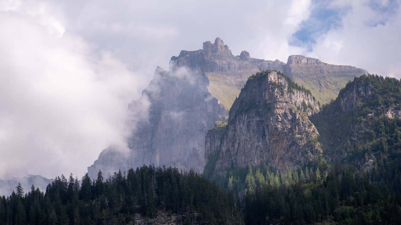 lapso de tiempo de las nubes que pasan sobre los picos de una montaña rocosa
