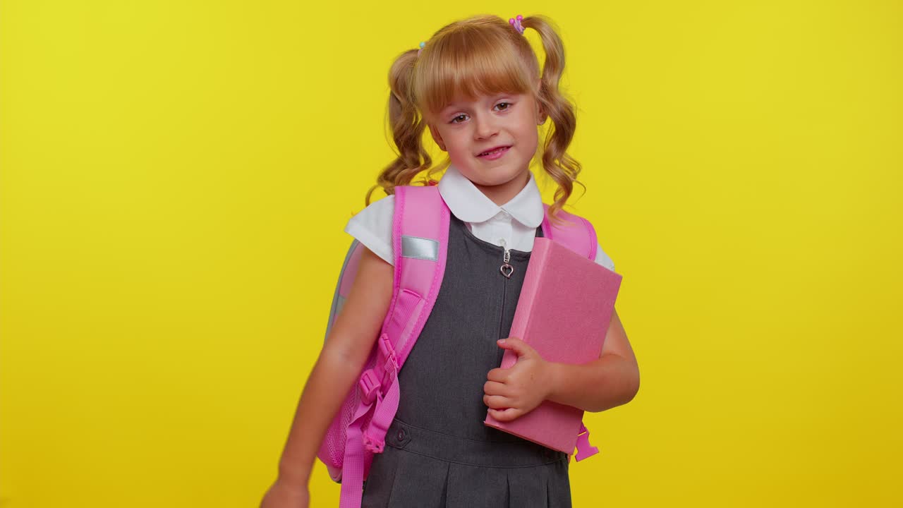 Blij, zelfvoldaan schoolmeisje trots op haar overwinning, opscheppend over eigen succes en prestaties.