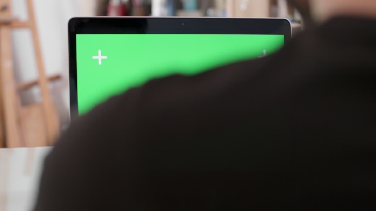 portátil con pantalla verde