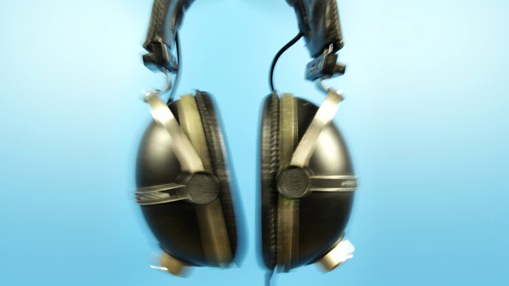 Spinning retro headphones