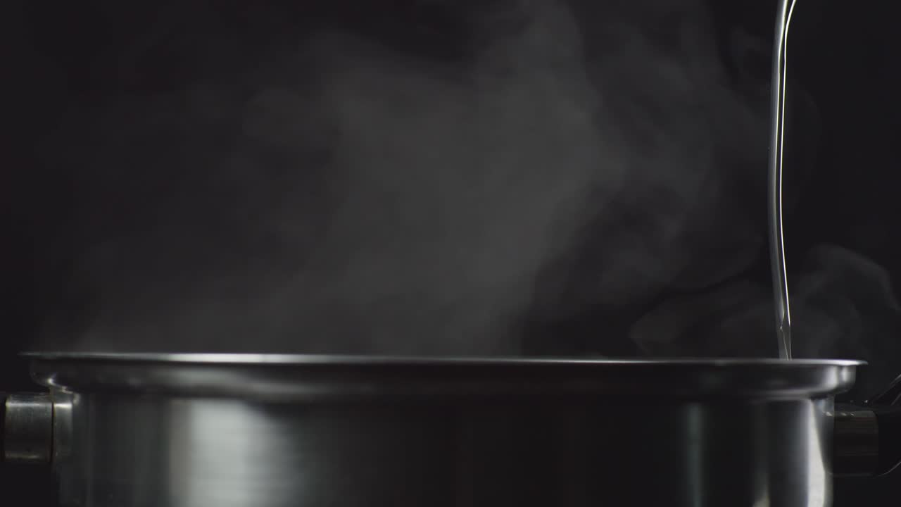 наливать горячую воду в горшок