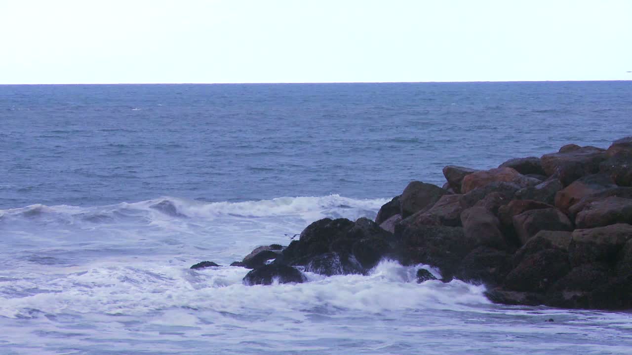 돛을 펴지 않고 바다를 항해하는 높은 돛대 배 2